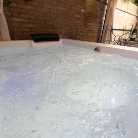 Bolognaroomscom - Isaia Garden Private Garden Bath בית נופש