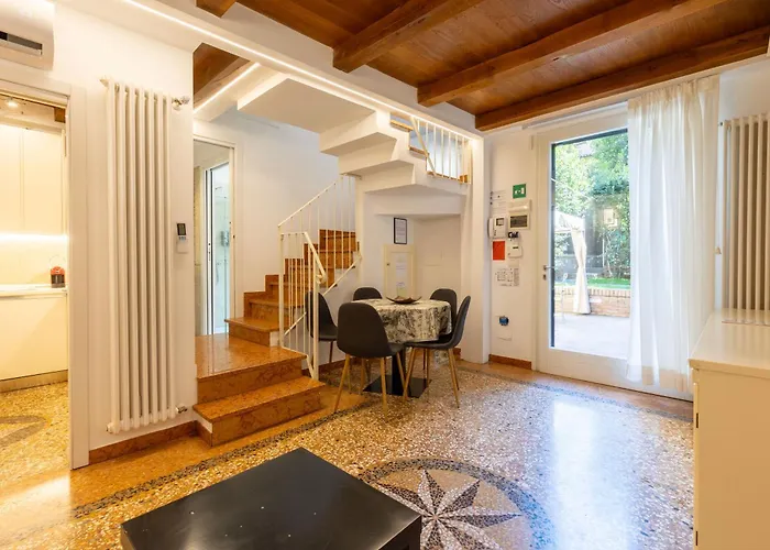 Holiday home Bolognaroomscom - Isaia Garden Private Garden Bath