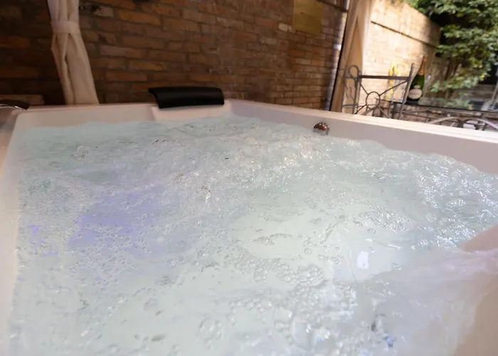 Bolognaroomscom - Isaia Garden Private Garden Bath Holiday home