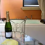 Holiday home Bolognaroomscom - Isaia Garden Private Garden Bath