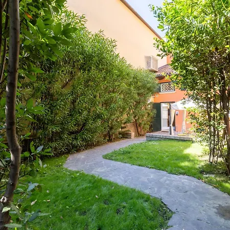 Isaia Garden -private Garden Bath Bolognarooms Bologna