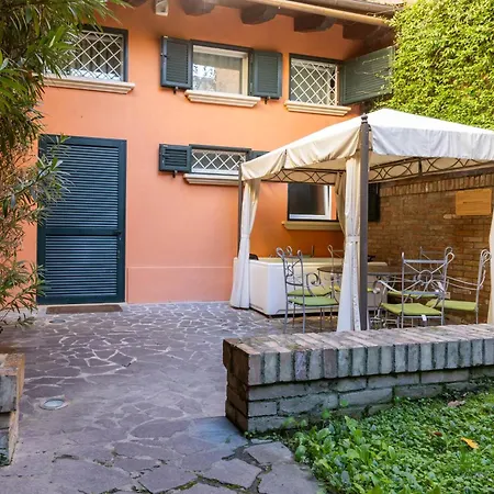Isaia Garden -private Garden Bath Bolognarooms Bologna
