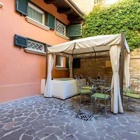 Isaia Garden -private Garden Bath Bolognarooms