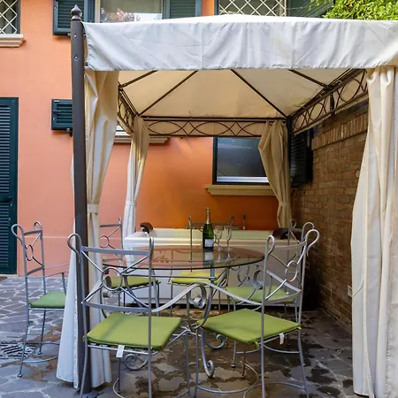 Vakantiehuis Isaia Garden -private Garden Bath Bolognarooms Bologna