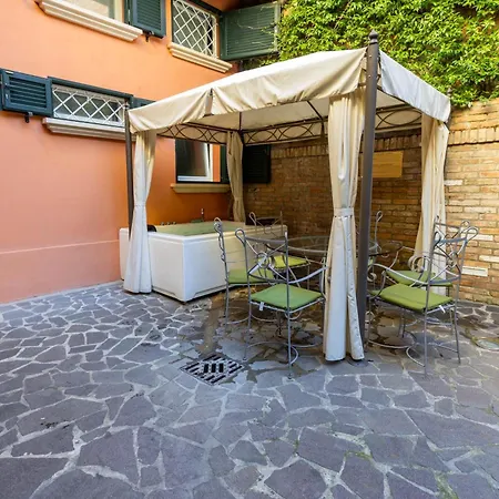 Isaia Garden -private Garden Bath Bolognarooms