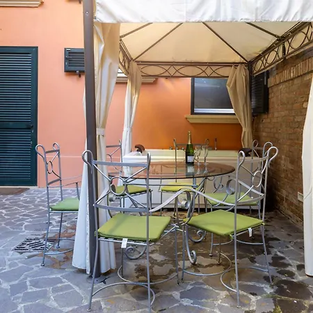 Isaia Garden -private Garden Bath Bolognarooms *