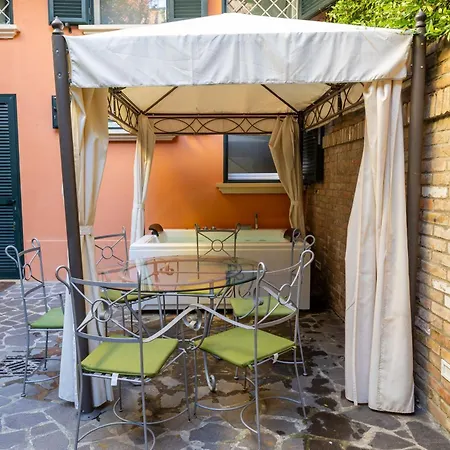 Isaia Garden -private Garden Bath Bolognarooms Vakantiehuis
